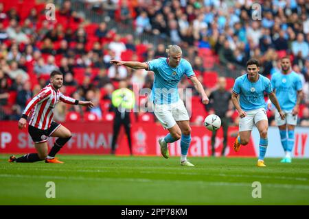 LONDRA, Regno Unito - 22nd Apr 2023: Erling Haaland di Manchester City spara durante la partita di semifinale della fa Cup tra Manchester City e Sheffield United allo Stadio di Wembley. Credit: Craig Mercer/Alamy Live News Foto Stock