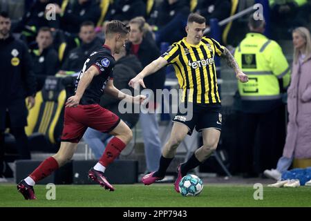 ARNHEM - (lr) Noah Naujoks di sbv Excelsior, Kacper Kozlowski di Vitesse durante la partita di Premier League olandese tra Vitesse ed Excelsior al Gelredome il 22 aprile 2023 ad Arnhem, Paesi Bassi. ANP JEROEN PUTMANS Foto Stock