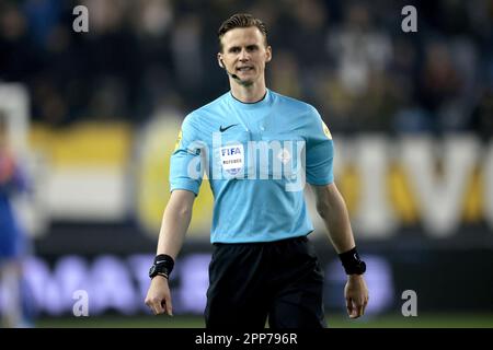 ARNHEM - Referee Sander van der Eijk durante la prima partita di campionato olandese tra Vitesse ed Excelsior al Gelredome il 22 aprile 2023 ad Arnhem, Paesi Bassi. ANP JEROEN PUTMANS Foto Stock