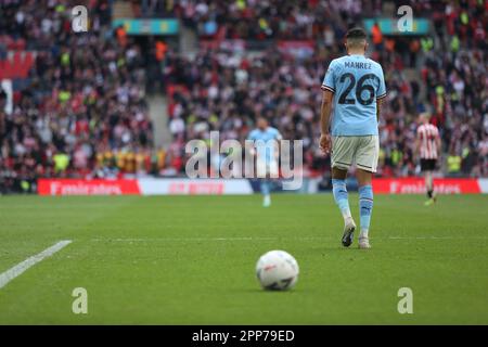 Londra, Regno Unito. 22nd Apr, 2023. Riyad Mahrez di Manchester City durante la partita di semifinale della fa Cup tra Manchester City e Sheffield Utd al Wembley Stadium, Londra, Inghilterra il 22 aprile 2023. Foto di Joshua Smith. Solo per uso editoriale, licenza richiesta per uso commerciale. Non è utilizzabile nelle scommesse, nei giochi o nelle pubblicazioni di un singolo club/campionato/giocatore. Credit: UK Sports Pics Ltd/Alamy Live News Foto Stock