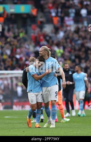 Londra, Regno Unito. 22nd Apr, 2023. Julian Alvarez ed Erling Haaland di Manchester City festeggiano dopo la partita di semifinale della fa Cup tra Manchester City e Sheffield Utd allo Stadio di Wembley, Londra, Inghilterra, il 22 aprile 2023. Foto di Joshua Smith. Solo per uso editoriale, licenza richiesta per uso commerciale. Non è utilizzabile nelle scommesse, nei giochi o nelle pubblicazioni di un singolo club/campionato/giocatore. Credit: UK Sports Pics Ltd/Alamy Live News Foto Stock