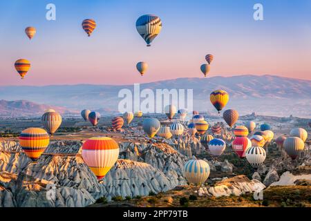 Veduta aerea di una flotta di mongolfiere, in Cappadocia, Turchia Foto Stock