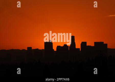 Lo skyline del centro al tramonto, giovedì 20 aprile 2023, a Los Angeles. Foto Stock