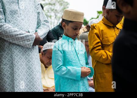 Guwahati, India. 22nd Apr, 2023. I musulmani si riuniscono per eseguire la preghiera di Eid al-Fitr, segnando la fine del loro santo mese di digiuno del Ramadan, a Guwahati Eidgah, a Guwahati, in India, il 22 aprile 2023. Credit: David Talukdar/Alamy Live News Credit: David Talukdar/Alamy Live News Foto Stock