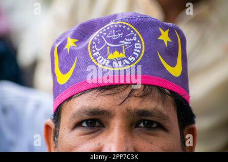 Guwahati, India. 22nd Apr, 2023. I musulmani si riuniscono per eseguire la preghiera di Eid al-Fitr, segnando la fine del loro santo mese di digiuno del Ramadan, a Guwahati Eidgah, a Guwahati, in India, il 22 aprile 2023. Credit: David Talukdar/Alamy Live News Credit: David Talukdar/Alamy Live News Foto Stock