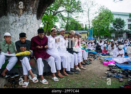 Guwahati, India. 22nd Apr, 2023. I musulmani si riuniscono per eseguire la preghiera di Eid al-Fitr, segnando la fine del loro santo mese di digiuno del Ramadan, a Guwahati Eidgah, a Guwahati, in India, il 22 aprile 2023. Credit: David Talukdar/Alamy Live News Credit: David Talukdar/Alamy Live News Foto Stock