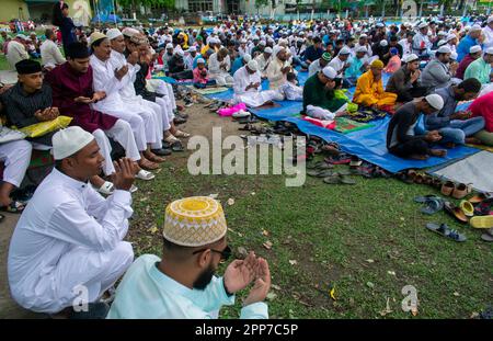 Guwahati, India. 22nd Apr, 2023. I musulmani si riuniscono per eseguire la preghiera di Eid al-Fitr, segnando la fine del loro santo mese di digiuno del Ramadan, a Guwahati Eidgah, a Guwahati, in India, il 22 aprile 2023. Credit: David Talukdar/Alamy Live News Credit: David Talukdar/Alamy Live News Foto Stock