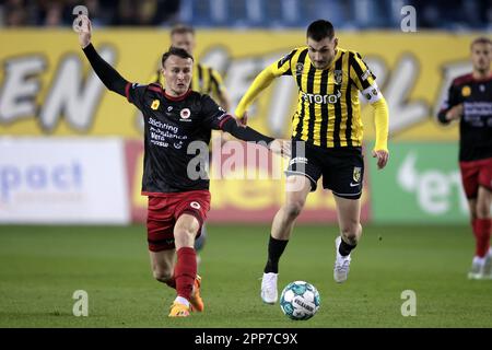 ARNHEM - (lr) Peer Koopmeiners di sbv Excelsior, Matus Bero di Vitesse durante la partita di Premier League olandese tra Vitesse ed Excelsior al Gelredome il 22 aprile 2023 ad Arnhem, Paesi Bassi. ANP JEROEN PUTMANS Foto Stock