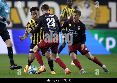 ARNHEM - (lr) Million Manhoef di Vitesse, Peer Koopmeiners di sbv Excelsior, Kenzo Goudmijn di sbv Excelsior durante la partita di Premier League olandese tra Vitesse ed Excelsior al Gelredome il 22 aprile 2023 ad Arnhem, Paesi Bassi. ANP JEROEN PUTMANS Foto Stock