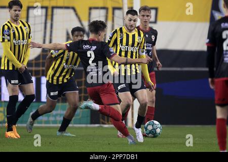 ARNHEM - (lr) Siebe Horemans di sbv Excelsior, Matus Bero di Vitesse durante la partita di Premier League olandese tra Vitesse ed Excelsior al Gelredome il 22 aprile 2023 ad Arnhem, Paesi Bassi. ANP JEROEN PUTMANS Foto Stock