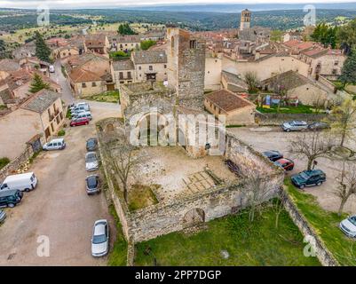 Città medievale fortificata di Pedraza in Segovia rovine chiesa di Santa Maria Spagna. Foto Stock