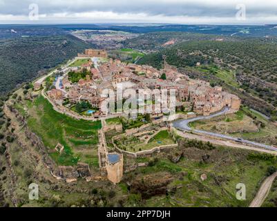 Città medievale fortificata di Pedraza in Segovia panoramica generale vista aerea est Foto Stock