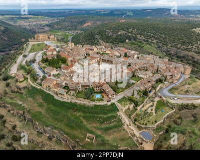 Città medievale fortificata di Pedraza in Segovia panoramica generale vista aerea sud-est Foto Stock