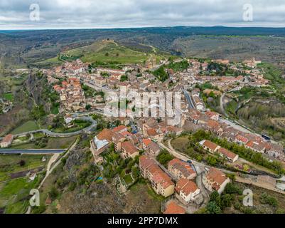 Veduta aerea del borgo medievale di Sepulveda nella comunità di Castilla Leon, Spagna. Foto Stock