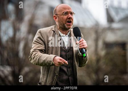 Edimburgo, Scozia. Sab 22 Aprile 2023. I ciclisti partecipano al giro di protesta del gruppo Pedal on Parliament attraverso il cuore della capitale scozzese. Il 2023 segna il 11th° anniversario di Pedal on Parliament, un ciclo di massa a favore della famiglia al Parlamento scozzese per inviare un messaggio che indica che è giunto il momento di fare della Scozia un paese a favore della bicicletta. Pedal on Parliament è una campagna condotta da volontari di base che spinge per condizioni ciclistiche migliori, più sicure e più inclusive per tutte le età e capacità in Scozia. Foto Stock