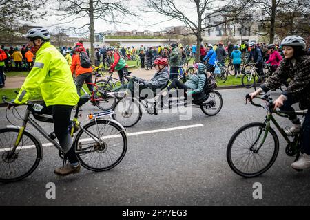 Edimburgo, Scozia. Sab 22 Aprile 2023. I ciclisti partecipano al giro di protesta del gruppo Pedal on Parliament attraverso il cuore della capitale scozzese. Il 2023 segna il 11th° anniversario di Pedal on Parliament, un ciclo di massa a favore della famiglia al Parlamento scozzese per inviare un messaggio che indica che è giunto il momento di fare della Scozia un paese a favore della bicicletta. Pedal on Parliament è una campagna condotta da volontari di base che spinge per condizioni ciclistiche migliori, più sicure e più inclusive per tutte le età e capacità in Scozia. Foto Stock