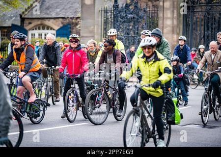 Edimburgo, Scozia. Sab 22 Aprile 2023. I ciclisti partecipano al giro di protesta del gruppo Pedal on Parliament attraverso il cuore della capitale scozzese. Il 2023 segna il 11th° anniversario di Pedal on Parliament, un ciclo di massa a favore della famiglia al Parlamento scozzese per inviare un messaggio che indica che è giunto il momento di fare della Scozia un paese a favore della bicicletta. Pedal on Parliament è una campagna condotta da volontari di base che spinge per condizioni ciclistiche migliori, più sicure e più inclusive per tutte le età e capacità in Scozia. Foto Stock