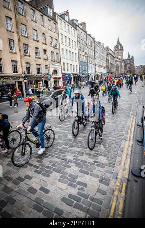 Edimburgo, Scozia. Sab 22 Aprile 2023. I ciclisti partecipano al giro di protesta del gruppo Pedal on Parliament attraverso il cuore della capitale scozzese. Il 2023 segna il 11th° anniversario di Pedal on Parliament, un ciclo di massa a favore della famiglia al Parlamento scozzese per inviare un messaggio che indica che è giunto il momento di fare della Scozia un paese a favore della bicicletta. Pedal on Parliament è una campagna condotta da volontari di base che spinge per condizioni ciclistiche migliori, più sicure e più inclusive per tutte le età e capacità in Scozia. Foto Stock