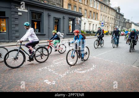 Edimburgo, Scozia. Sab 22 Aprile 2023. I ciclisti partecipano al giro di protesta del gruppo Pedal on Parliament attraverso il cuore della capitale scozzese. Il 2023 segna il 11th° anniversario di Pedal on Parliament, un ciclo di massa a favore della famiglia al Parlamento scozzese per inviare un messaggio che indica che è giunto il momento di fare della Scozia un paese a favore della bicicletta. Pedal on Parliament è una campagna condotta da volontari di base che spinge per condizioni ciclistiche migliori, più sicure e più inclusive per tutte le età e capacità in Scozia. Foto Stock