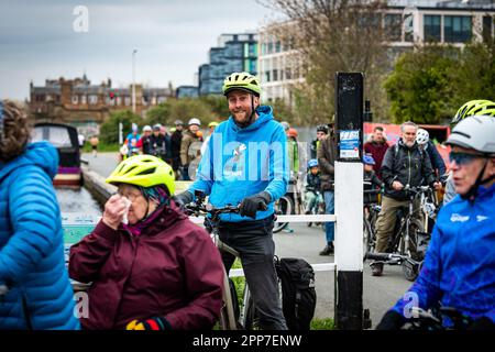 Edimburgo, Scozia. Sab 22 Aprile 2023. I ciclisti partecipano al giro di protesta del gruppo Pedal on Parliament attraverso il cuore della capitale scozzese. Il 2023 segna il 11th° anniversario di Pedal on Parliament, un ciclo di massa a favore della famiglia al Parlamento scozzese per inviare un messaggio che indica che è giunto il momento di fare della Scozia un paese a favore della bicicletta. Pedal on Parliament è una campagna condotta da volontari di base che spinge per condizioni ciclistiche migliori, più sicure e più inclusive per tutte le età e capacità in Scozia. Foto Stock