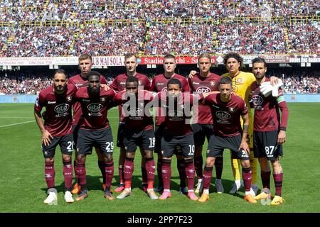 Salerno, Italia. 22nd Apr, 2023. Il team americano Salernitana si presenta per la fotografia davanti alla Serie A una partita tra SSC Napoli e Hellas Verona allo Stadio Diego Armando Maradona, Napoli, Italia il 15 aprile 2023. Credit: Nicola Ianuale/Alamy Live News Foto Stock
