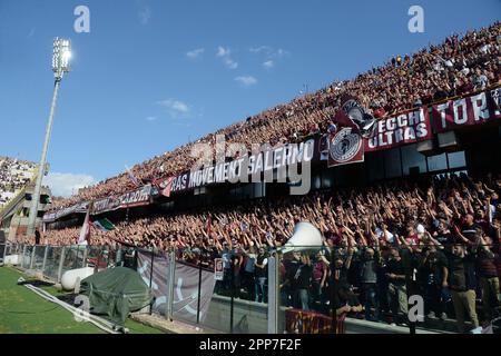 Salerno, Italia. 22nd Apr, 2023. Tifosi di US Salernitana durante la Serie Una partita tra US Salernitana e US Sassuolo allo Stadio Arechi di Salerno, Italia il 22 aprile 2023. Credit: Nicola Ianuale/Alamy Live News Foto Stock