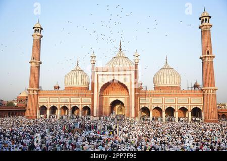 Nuova Delhi, India. 21st Apr, 2023. I musulmani indiani offrono preghiere per iniziare il festival Eid-al-Fitr, che segna la fine del loro mese santo islamico Ramadan al Jama Masjid nei vecchi quartieri di Delhi. (Foto di Shivam Khanna/Pacific Press) Credit: Pacific Press Media Production Corp./Alamy Live News Foto Stock