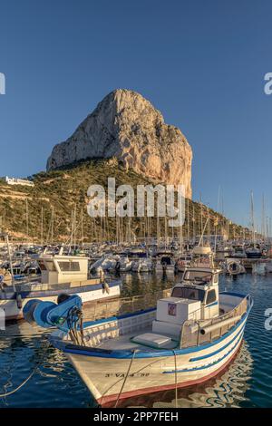 Il Peñón de Ifach, un'enorme formazione calcarea nel comune di Calp (Calpe) sulla costa mediterranea spagnolo, provincia di Alicante, Spagna. Foto Stock