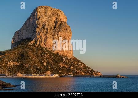 Il Peñón de Ifach, un'enorme formazione calcarea nel comune di Calp (Calpe) sulla costa mediterranea spagnolo, provincia di Alicante, Spagna. Foto Stock