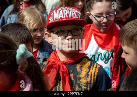 Mosca, Russia. 22nd aprile 2023. I giovani pionieri partecipano ad una cerimonia di deporre fiori e corone al Mausoleo di Lenin in Piazza Rossa e segnano 153 anni dalla nascita di Vladimir Lenin, Russia. I russi pro-comunisti stanno cercando di preservare i giovani pionieri, che un tempo erano la lega comunista per i pre-adolescenti nell'Unione Sovietica. Nikolay Vinokurov/Alamy Live News Foto Stock