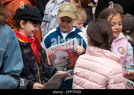 Mosca, Russia. 22nd aprile 2023. I giovani pionieri partecipano ad una cerimonia di deporre fiori e corone al Mausoleo di Lenin in Piazza Rossa e segnano 153 anni dalla nascita di Vladimir Lenin, Russia. I russi pro-comunisti stanno cercando di preservare i giovani pionieri, che un tempo erano la lega comunista per i pre-adolescenti nell'Unione Sovietica. Nikolay Vinokurov/Alamy Live News Foto Stock