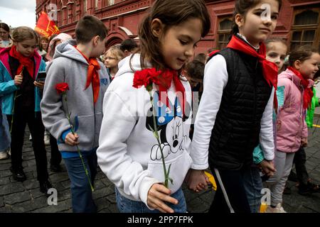 Mosca, Russia. 22nd aprile 2023. I giovani pionieri partecipano ad una cerimonia di deporre fiori e corone al Mausoleo di Lenin in Piazza Rossa e segnano 153 anni dalla nascita di Vladimir Lenin, Russia. I russi pro-comunisti stanno cercando di preservare i giovani pionieri, che un tempo erano la lega comunista per i pre-adolescenti nell'Unione Sovietica. Nikolay Vinokurov/Alamy Live News Foto Stock