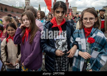 Mosca, Russia. 22nd aprile 2023. I giovani pionieri partecipano ad una cerimonia di deporre fiori e corone al Mausoleo di Lenin in Piazza Rossa e segnano 153 anni dalla nascita di Vladimir Lenin, Russia. I russi pro-comunisti stanno cercando di preservare i giovani pionieri, che un tempo erano la lega comunista per i pre-adolescenti nell'Unione Sovietica. Nikolay Vinokurov/Alamy Live News Foto Stock