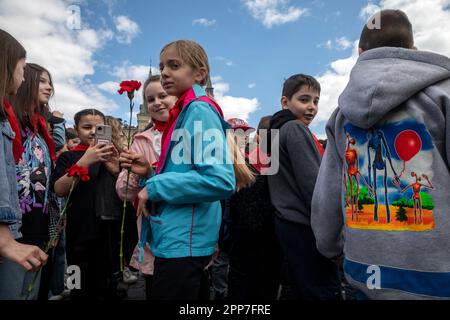 Mosca, Russia. 22nd aprile 2023. I giovani pionieri partecipano ad una cerimonia di deporre fiori e corone al Mausoleo di Lenin in Piazza Rossa e segnano 153 anni dalla nascita di Vladimir Lenin, Russia. I russi pro-comunisti stanno cercando di preservare i giovani pionieri, che un tempo erano la lega comunista per i pre-adolescenti nell'Unione Sovietica. Nikolay Vinokurov/Alamy Live News Foto Stock