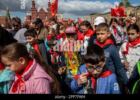 Mosca, Russia. 22nd aprile 2023. I giovani pionieri partecipano ad una cerimonia di deporre fiori e corone al Mausoleo di Lenin in Piazza Rossa e segnano 153 anni dalla nascita di Vladimir Lenin, Russia. I russi pro-comunisti stanno cercando di preservare i giovani pionieri, che un tempo erano la lega comunista per i pre-adolescenti nell'Unione Sovietica. Nikolay Vinokurov/Alamy Live News Foto Stock