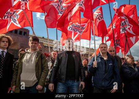 Mosca, Russia. 22nd aprile 2023. Il leader del fronte sinistro Sergei Udaltsov (C) partecipa a una cerimonia per la deposizione di fiori e corone nel Mausoleo di Lenin in Piazza Rossa e segna 153 anni dalla nascita di Vladimir Lenin, Russia. Nikolay Vinokurov/Alamy Live News Foto Stock