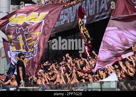 Salerno, Italia. 22nd Apr, 2023. Tifosi di US Salernitana durante la Serie Una partita tra US Salernitana e US Sassuolo allo Stadio Arechi di Salerno, Italia il 22 aprile 2023. Credit: Nicola Ianuale/Alamy Live News Foto Stock