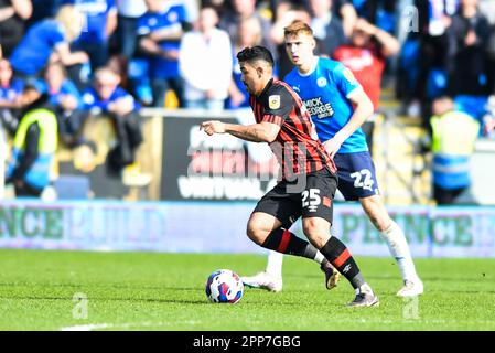 Peterborough, Regno Unito. 22nd aprile 2023Massimo Luongo (25 Ipswich Town) va avanti durante la partita della Sky Bet League 1 tra Peterborough e Ipswich Town a London Road, Peterborough sabato 22nd aprile 2023. (Foto: Kevin Hodgson | NOTIZIE MI) Credit: NOTIZIE MI & Sport /Alamy Live News Foto Stock