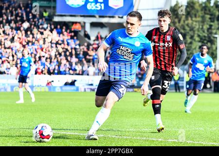 Peterborough, Regno Unito. 22nd aprile 2023Ben Thompson (24 Peterborough United) sfidato da Nathan Broadhead (33 Ipswich Town) durante la partita della Sky Bet League 1 tra Peterborough e Ipswich Town a London Road, Peterborough sabato 22nd aprile 2023. (Foto: Kevin Hodgson | NOTIZIE MI) Credit: NOTIZIE MI & Sport /Alamy Live News Foto Stock