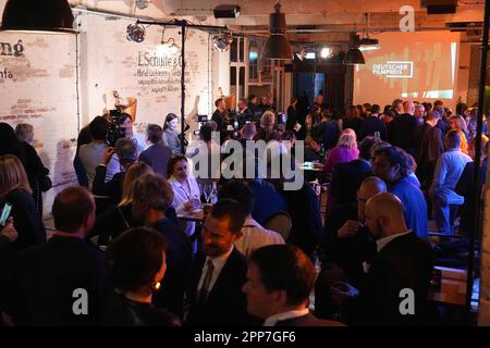 Berlino, Germania. 22nd Apr, 2023. Il tappeto rosso della serata dei candidati del German Film Awards 2023. Credit: Jason Harrell/dpa/Alamy Live News Foto Stock