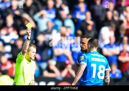 Peterborough, Regno Unito. 22nd aprile 2023Oliver Norburn (18 Peterborough United) riceve un cartellino giallo durante la partita della Sky Bet League 1 tra Peterborough e Ipswich Town a London Road, Peterborough sabato 22nd aprile 2023. (Foto: Kevin Hodgson | NOTIZIE MI) Credit: NOTIZIE MI & Sport /Alamy Live News Foto Stock