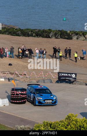 Lungomare, Clacton on Sea, Essex, Regno Unito. 22nd, Apr, 2023. Il Corbeau Seats Rally organizzato dal Chelmsford Motor Club si svolge intorno a Tendring e Clacton, Essex ed è iniziato con le fasi 1 e 2 lungo i sentieri e le strade Promenade sotto la scogliera Marine Parade di Clacton on Sea. Ford Fiesta Rally 2 guidata da Neil Roskell Foto Stock