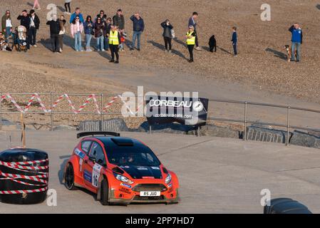 Lungomare, Clacton on Sea, Essex, Regno Unito. 22nd, Apr, 2023. Il Corbeau Seats Rally organizzato dal Chelmsford Motor Club si svolge intorno a Tendring e Clacton, Essex ed è iniziato con le fasi 1 e 2 lungo i sentieri e le strade Promenade sotto la scogliera Marine Parade di Clacton on Sea. Al palcoscenico hanno preso parte i migliori piloti nazionali dell'ex World Rally Car e i piloti di club di vari gruppi, tra cui classici. Ford Fiesta R5JUO guidata da John Griffiths Foto Stock