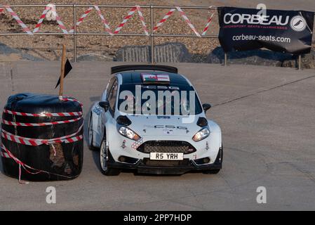 Lungomare, Clacton on Sea, Essex, Regno Unito. 22nd, Apr, 2023. Il Corbeau Seats Rally organizzato dal Chelmsford Motor Club si svolge intorno a Tendring e Clacton, Essex ed è iniziato con le fasi 1 e 2 lungo i sentieri e le strade Promenade sotto la scogliera Marine Parade di Clacton on Sea. I migliori piloti nazionali in auto con specifiche World Rally Car e club racers in vari gruppi. Ford Fiesta R5 guidata da Rob Hughes Foto Stock