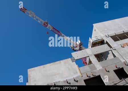 Marsiglia, Francia. 19th Apr, 2023. Vista dei cantieri del progetto Euromed 2 a Marsiglia. La città più grande d'Europa in rue Cazemajou a Marsiglia, popolata principalmente da una popolazione ROM, sarà rasa al suolo tra la fine del 2022 e l'inizio del 2023. Il programma di estensione Euromed 2, che fornirà alloggi per la popolazione di shantytown, edifici per uffici e programmi immobiliari per la proprietà domestica, è in fase di costruzione. (Foto di Laurent Coust/SOPA Images/Sipa USA) Credit: Sipa USA/Alamy Live News Foto Stock