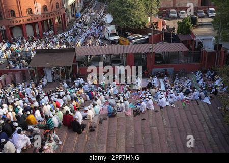 Nuova Delhi, Delhi, India. 21st Apr, 2023. I musulmani indiani offrono preghiere per iniziare il festival Eid-al-Fitr, che segna la fine del loro mese santo islamico Ramadan al Jama Masjid nei vecchi quartieri di Delhi. (Credit Image: © Shivam Khanna/Pacific Press via ZUMA Press Wire) SOLO PER USO EDITORIALE! Non per USO commerciale! Foto Stock