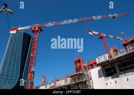 Marsiglia, Francia. 19th Apr, 2023. Vista dei cantieri del progetto Euromed 2 a Marsiglia. La città più grande d'Europa in rue Cazemajou a Marsiglia, popolata principalmente da una popolazione ROM, sarà rasa al suolo tra la fine del 2022 e l'inizio del 2023. Il programma di estensione Euromed 2, che fornirà alloggi per la popolazione di shantytown, edifici per uffici e programmi immobiliari per la proprietà domestica, è in fase di costruzione. (Foto di Laurent Coust/SOPA Images/Sipa USA) Credit: Sipa USA/Alamy Live News Foto Stock