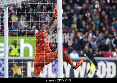 Londra, Regno Unito. 22 aprile 2023London, Regno Unito. 22nd Apr, 2023. Robin Olsen di Aston Villa FC salva durante la partita della Premier League tra Brentford e Aston Villa al GTECH Community Stadium, Londra, Inghilterra il 22 aprile 2023. Foto di Phil Hutchinson. Solo per uso editoriale, licenza richiesta per uso commerciale. Non è utilizzabile nelle scommesse, nei giochi o nelle pubblicazioni di un singolo club/campionato/giocatore. Credit: UK Sports Pics Ltd/Alamy Live News Foto Stock