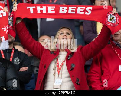 Londra, Regno Unito. 22 aprile 2023London, Regno Unito. 22nd Apr, 2023. Un sostenitore di Brentford alla partita della Premier League tra Brentford e Aston Villa al GTECH Community Stadium, Londra, Inghilterra il 22 aprile 2023. Foto di Phil Hutchinson. Solo per uso editoriale, licenza richiesta per uso commerciale. Non è utilizzabile nelle scommesse, nei giochi o nelle pubblicazioni di un singolo club/campionato/giocatore. Credit: UK Sports Pics Ltd/Alamy Live News Foto Stock