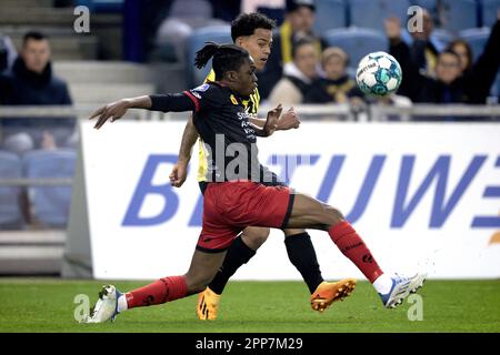 ARNHEM - (lr) Arthur Zagre di sbv Excelsior, Million Manhoef di Vitesse durante il primo incontro olandese tra Vitesse ed Excelsior al Gelredome il 22 aprile 2023 ad Arnhem, Paesi Bassi. ANP JEROEN PUTMANS Foto Stock